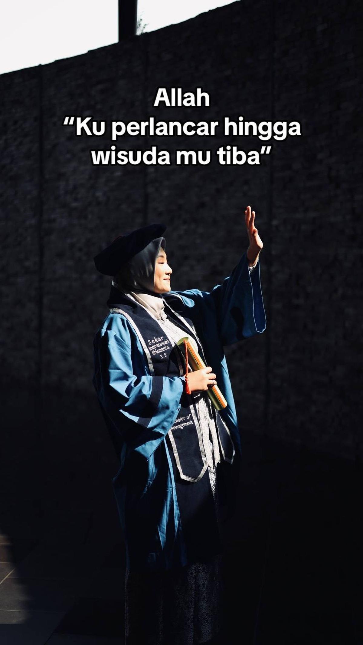 "Allah 'Ku perlancar hingga wisuda mu tiba," sambungnya. <br>