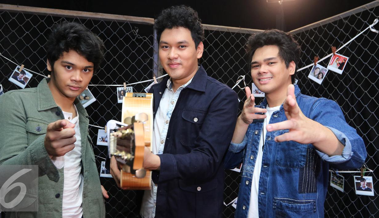 Pemain Band TheOvertunes berpose seusai pembuatan video klip di Jakarta, Rabu (16/12). Album The Overtunes berjudul selamanya, dijadikan official soundtrack film Ngenest Movie dengan lagu Mungkin dan Ku Ingin Kau Tahu. (Liputan6.com/Herman Zakharia)