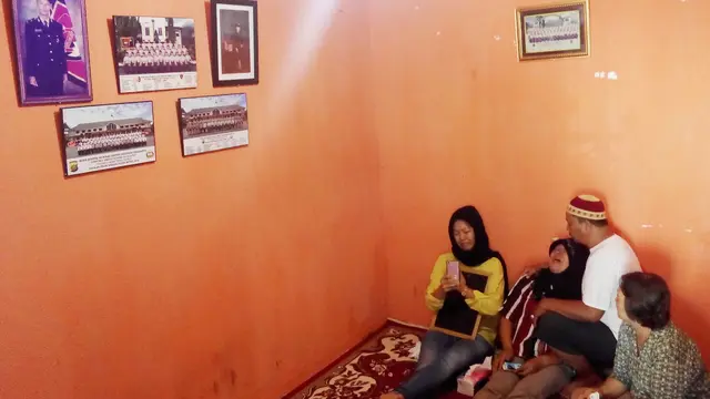Isak Tangis Keluarga Tunggu Jenazah Brimob Tewas Dari Papua