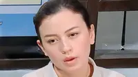 Kimberly Ryder hanya minta nafkah idah dan mutah masing-masing Rp1.000 dalam sidang gugat cerai Edward Akbar. Ia ogah mempersulit pihak seberang. (Foto: Dok. YouTube Intens Investigasi)