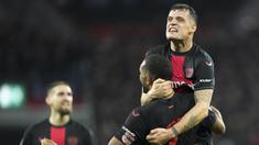 Pemain Bayer Leverkusen, Jonathan Tah melakukan selebrasi bersama Granit Xhaka setelah mencetak gol ke gawang Stuttgart pada laga perempat final DFB Pokal di Stadion di BayArena, Rabu (7/2/2024). Leverkusen menang dengan skor 3-2. (AP Photo/Martin Meissner)