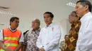 Presiden Jokowi memantau Ruang Pemantauan Ekspor Impor di Indonesia Port Corporation (IPC) Tanjung Priok, Jakarta, Rabu (17/6/2015).  Jokowi mencatat ada ketidakefisienan mencapai Rp 780 T dalam pengelolaan pelabuhan tersebut. (Liputan6.com/Faizal Fanani)