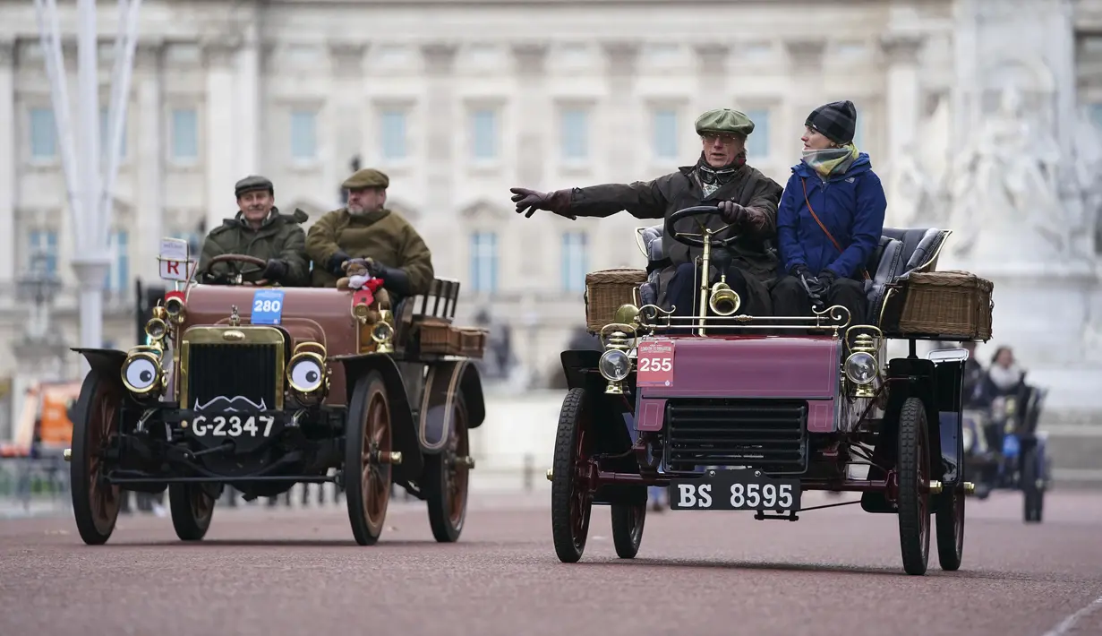 Peserta London to Brighton Veteran Car Run berkendara di sepanjang The Mall, London, Minggu (7/11/2021). London to Brighton Veteran Car Run adalah acara otomotif terlama di dunia, yang diadakan di jalur antara London dan Brighton, Inggris. (Kirsty O'Connor/PA via AP)