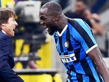 Karir Romelu Lukaku dinilai telah habis di Manchester United yang membuatnya terbuang ke Inter Milan. La Beneamata yang kala itu dilatih Antonio Conte sukses mengubah citra sang pemain dari beban lelucon di Liga Inggris menjadi salah satu penyerang paling lengkap di Eropa. (AFP/Miguel Medina)