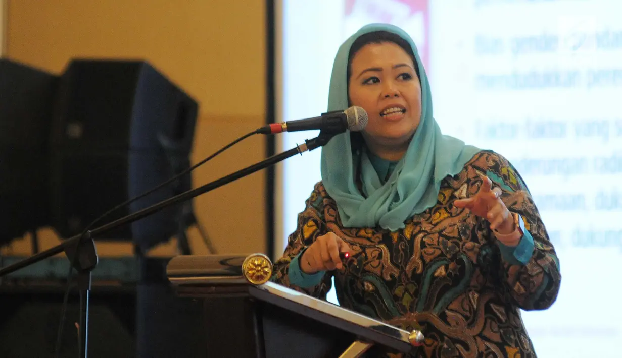 Direktur Wahid Foundation, Yenny Wahid memberi pemaparan saat diskusi panel di peluncuran survei nasional potensi toleransi sosial keagamaan di kalangan perempuan muslim Indonesia, Jakarta, Senin (29/1). (Liputan6.com/Herman Zakharia)