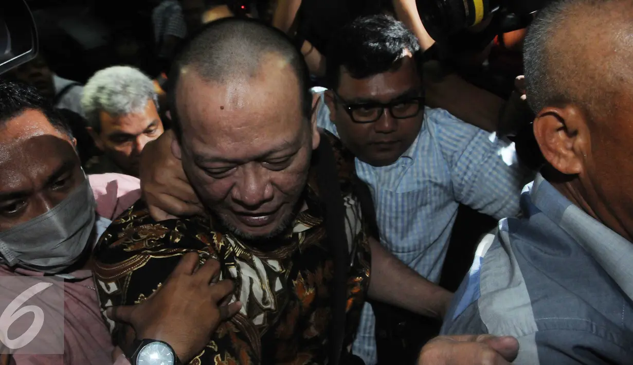 La Nyalla tak berkomentar sedikit pun ketika ditanya oleh pewarta di Gedung Bundar, Kejagung, Selasa (31/5/2016). Dia langsung dibawa masuk ke dalam Gedung Bundar. (Liputan6.com/Helmi Afandi)