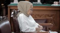 Terdakwa kasus penyebaran hoaks Ratna Sarumpaet memegang tasbih sambil menyimak pembacaan putusan dalam sidang di PN Jakarta Selatan, Kamis (11/7/2019). Majelis hakim memvonis Ratna dengan hukuman 2 tahun penjara atas kasus penyebaran berita bohong yang menjeratnya. (Liputan6.com/Faizal Fanani)