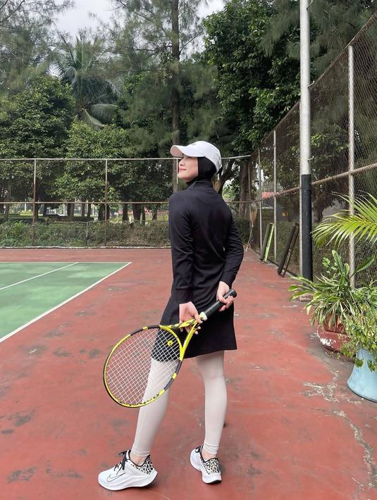 Selain bermain tennis, belakangan wanita kelahiran Bandung yang menjadi Japan-ASEAN Goodwill Ambassador on Food&Agriculture ini tengah menikmati serunya berkuda. Naik kuda tentu tidak mudah dan sangat memacu adrenalin lho.
 (Liputan6.com/IG/@melodylaksani92)