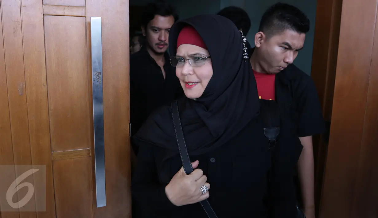 Rosanna usai menghadiri Sidang  kasus wanprestasi yang dilayangkan manajemen Iwan Fals kepada terhadap PT Airo Swadaya Stupa di Pengadilan Negeri (PN) Jakarta, Kamis (7/1). Rosanna juga merupakan manajer Iwan Fals.  (Liputan6.com/Herman Zakharia)