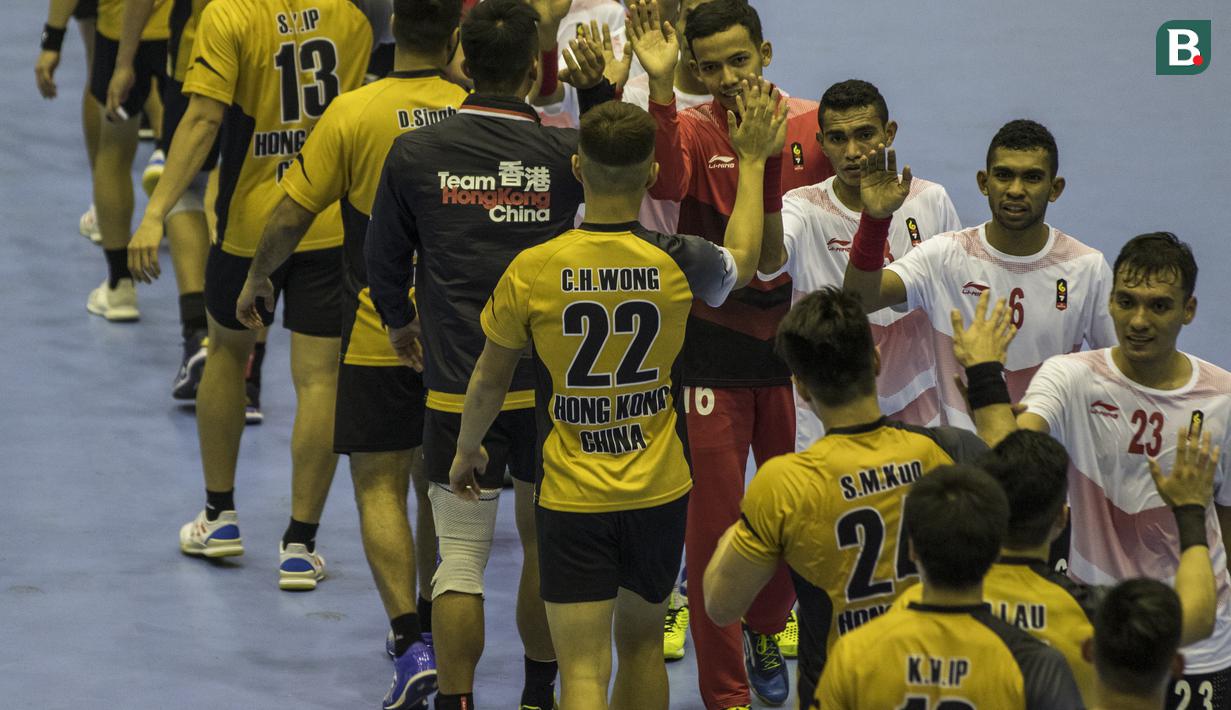 Atlet bola tangan Indonesia dan Hongkong bersalaman usai laga Grup C Asian Games di GOR Popki, Jakarta Timur, Senin (13/8/2018). Indonesia kalah 17-40 atas Hongkong. (Bola.com/Vitalis Yogi Trisna)