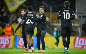 Andrea Cambiaso dan Lois Openda merayakan gol pertama Juventus dalam laga fase pembuka Liga Champions melawan Bodo/Glimt di Bodo, Norwegia, Rabu (26/11/2025) dini hari WIB. (Stian Lysberg Solum/NTB Scanpix via AP)