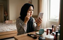 5 Cara Menghilangkan Bekas Bedak di Kerudung Hitam agar Kembali Bersih