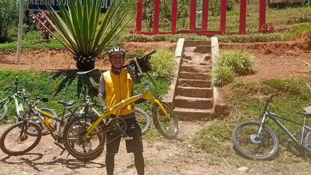Pesepeda di dekat Gunung Kasur Palintang