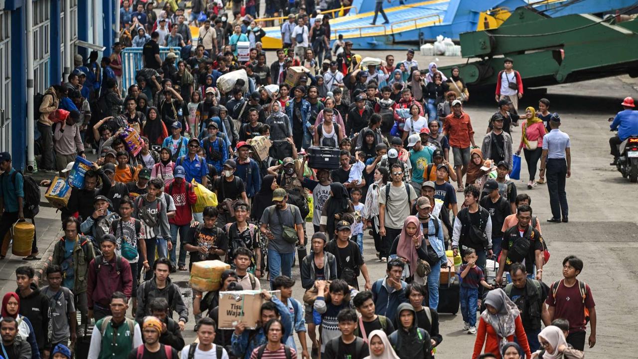 Ribuan pemudik tiba di Surabaya