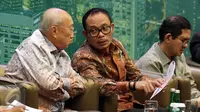 Staf Ahli Wakil Presiden RI, Sofjan Wanandi berbincang dengan Menaker Hanif Dhakiri saat diskusi PKB, Jakarta, Senin (23/1). Diskusi bertema "Om Toleran Om" membahas SARA, Radikalisme dan Prospek Ekonomi Indonesia 2017. (Liputan6.com/Johan Tallo)