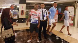 Seorang petugas keamanan mengajak berfoto pemain Sriwijaya FC, Titus Bonai di Hotel Bidakara jelang Final Piala Presiden 2015 melawan Persib, Minggu (18/10/2015). (Bola.com/Nicklas Hanoatubun)