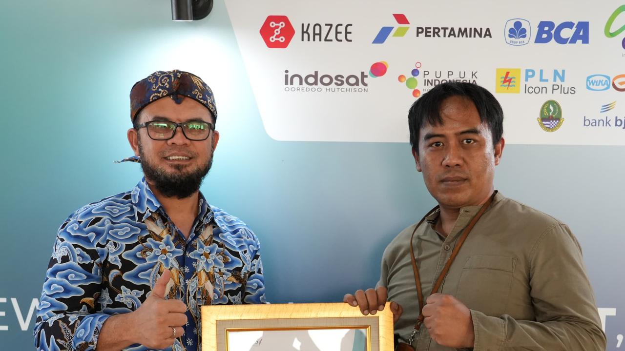 Bupati Bandung Dadang Supriatna yang Diwakili oleh Kadiskominfo Yosep Nugraha Menerima Penghargaan Lontar Award