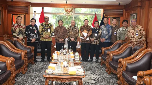 Menteri Dalam Negeri (Mendagri) Muhammad Tito Karnavian membahas persiapan menghadapi perayaan Natal 2025 dan Tahun Baru 2026 (Nataru) bersama dengan Menteri Perhubungan (Menhub) Dudy Purwagandhi di kantornya.