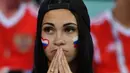 Seorang suporter Rusia terlihat kecewa setelah tim kesayangannya kalah dari Kroasia pada laga perempat final Piala Dunia 2018 di Stadion Olimpiade Fisht, Sabtu (7/7). Tuan rumah Rusia tumbang lewat adu penalti melawan Kroasia 3-4. (Nelson Almeida/AFP)