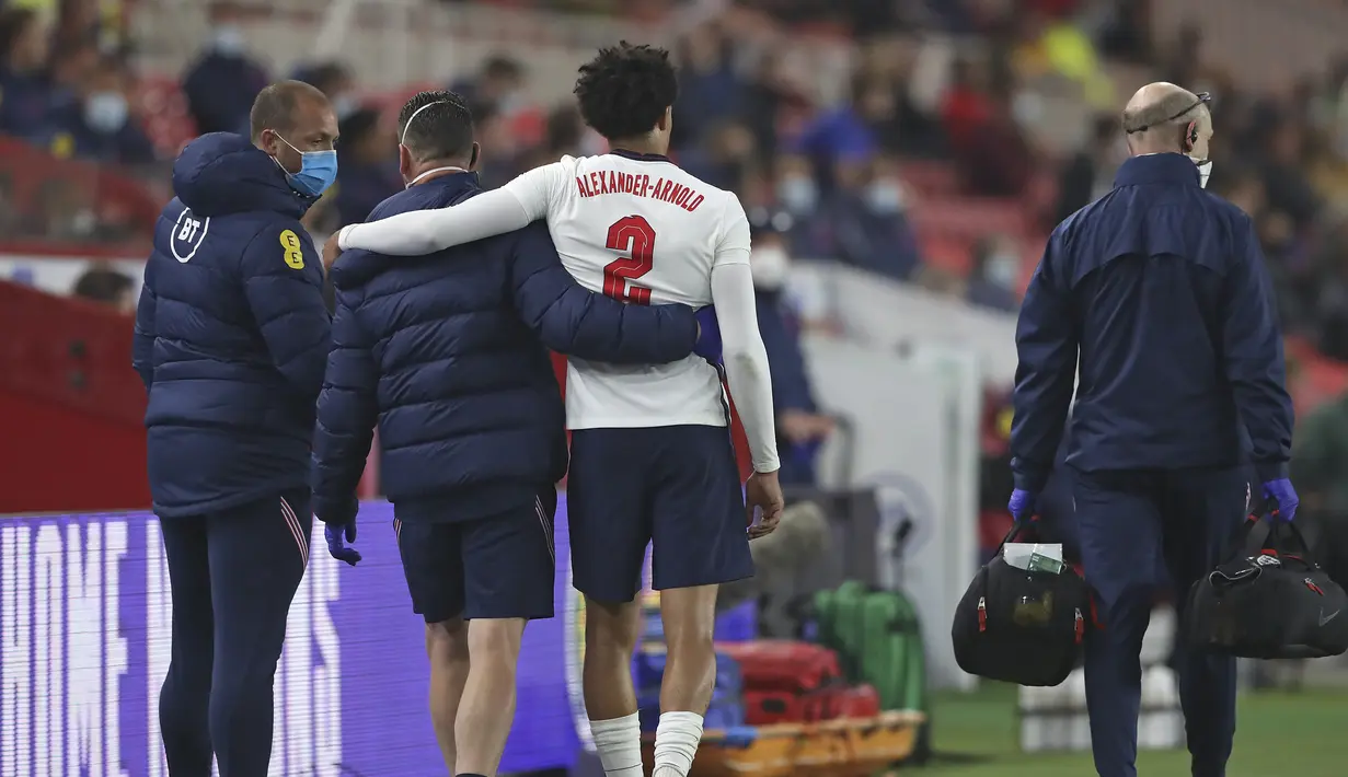Bek Inggris, Trent Alexander-Arnold (tengah) meninggalkan lapangan usai mengalami cedera dalam laga uji coba menjelang berlangsungnya Euro 2020 di Riverside Stadium, Middlesbrough, Rabu (2/6/2021). Inggris menang 1-0 atas Austria. (AP/Scott Heppell/Pool)