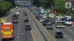 Suasana contraflow Tol Jakarta-Cikampek, Jawa Barat, Kamis (24/12/2020). Puncak arus lalu lintas keluar Jabodetabek via jalan tol diprediksi terjadi hari ini, Kamis (24/12). (Liputan6.com/Herman Zakharia)