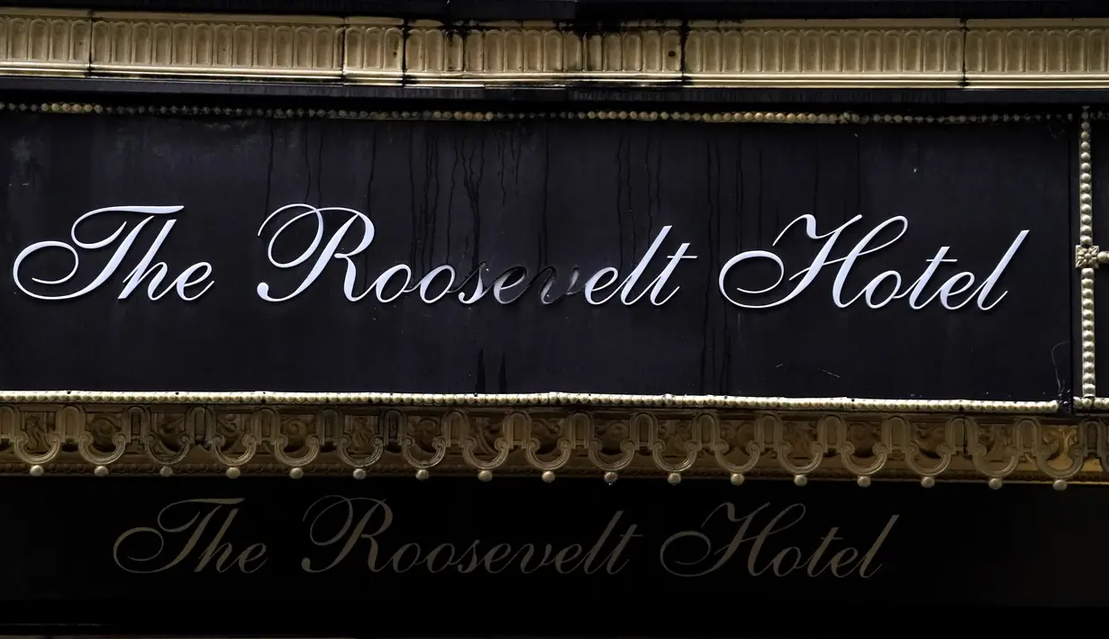 Pintu masuk Roosevelt Hotel, hotel mewah bersejarah di Midtown Manhattan, terlihat di New York pada 12 Oktober 2020. Hotel landmark Kota New York yang telah dibuka sejak tahun 1924 tersebut harus gulung tikar lantaran pandemi Covid-19. (TIMOTHY A. CLARY / AFP)