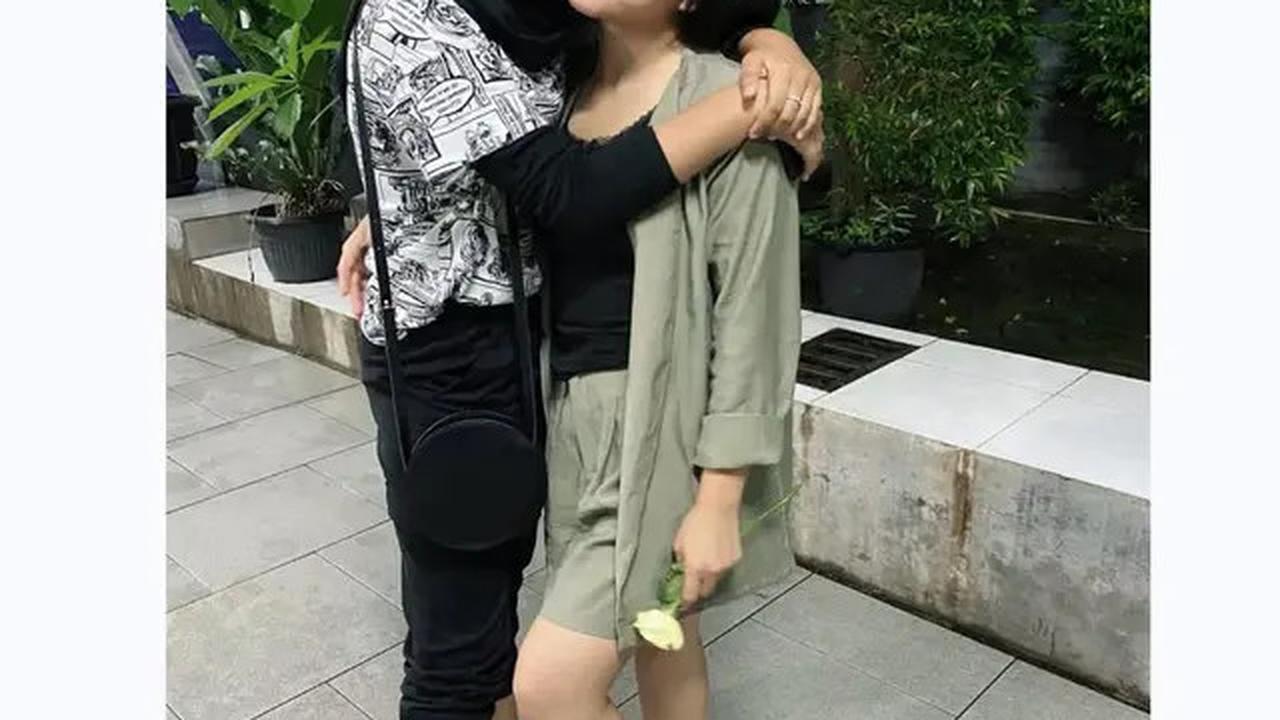 9 Potret Kenangan Mpok Alpa dan Sherly Anak Sulungnya, dari Momen Penuh Keceriaan hingga Perpisahan