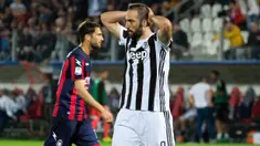 Striker Juventus, Gonzalo Higuain, tampak kecewa usai gagal membobol gawang Crotone pada laga Serie A di Stadion Ezio Scida, Kamis (19/4/2018). Juventus ditahan imbang 1-1 oleh Crotone. (AFP/Giovanni Isolino)