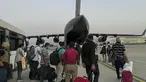 Warga negara India bersiap untuk menaiki pesawat militer India untuk dievakuasi setelah pengambilalihan Afghanistan oleh pejuang Taliban di bandara di Kabul (17/8/2021).  India mengevakuasi lebih dari 170 warganya dari Kabul pada Selasa, termasuk Duta Besar India untuk Afghanistan. (AFP Photo)