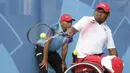 Petenis Indonesia, Mariyanta, mengembalikkan bola saat melawan wakil Taiwan, Chu-Yin Huang dan Tzu-Hsuan Huang, pada Asian Para Games di Kelapa Gading, Jakarta, Senin (8/10/2018). Indonesia takluk 2-0 dari Taiwan. (Bola.com/M Iqbal Ichsan)