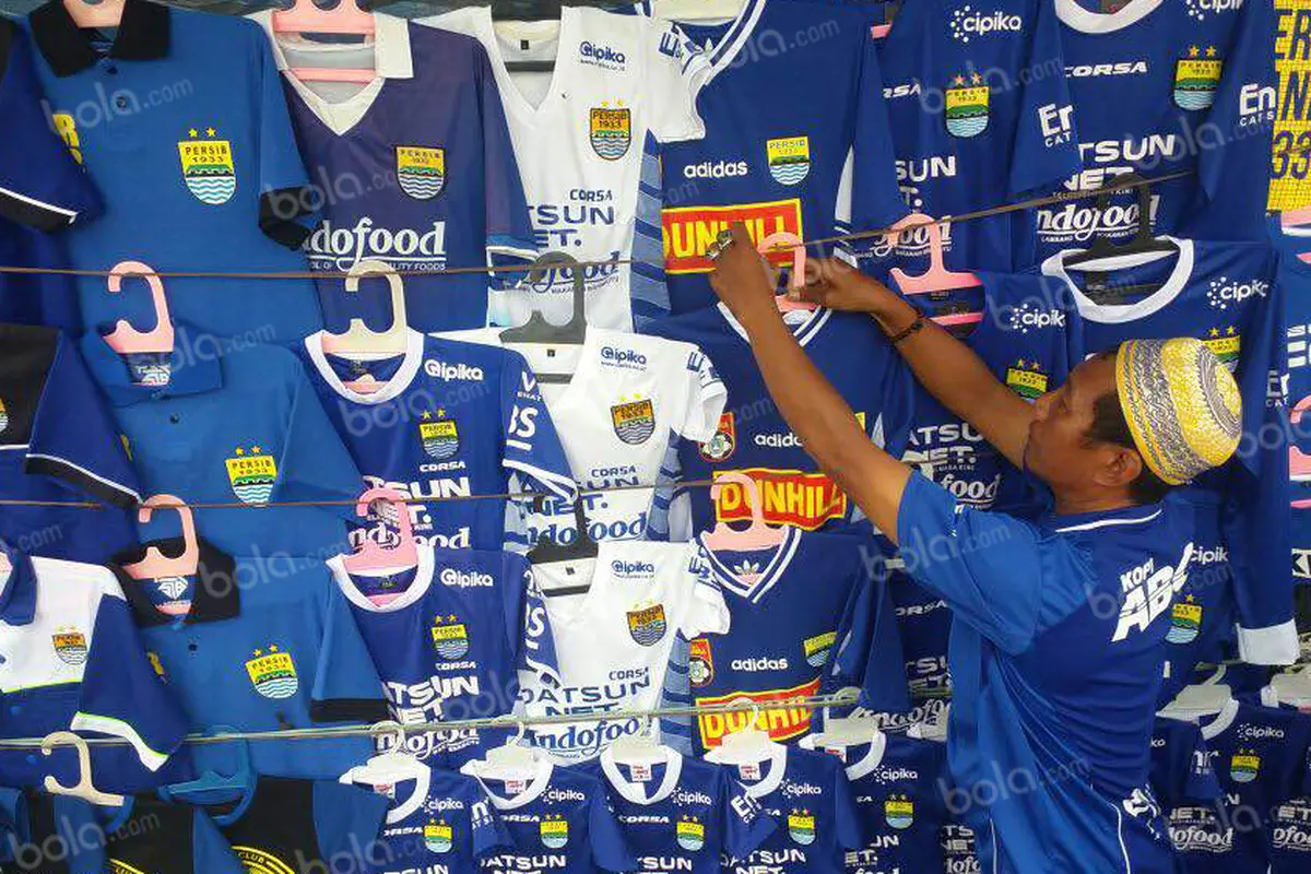 Pedagang Jersey Persib. (Bola.com/Vitalis Yogi Trisna)