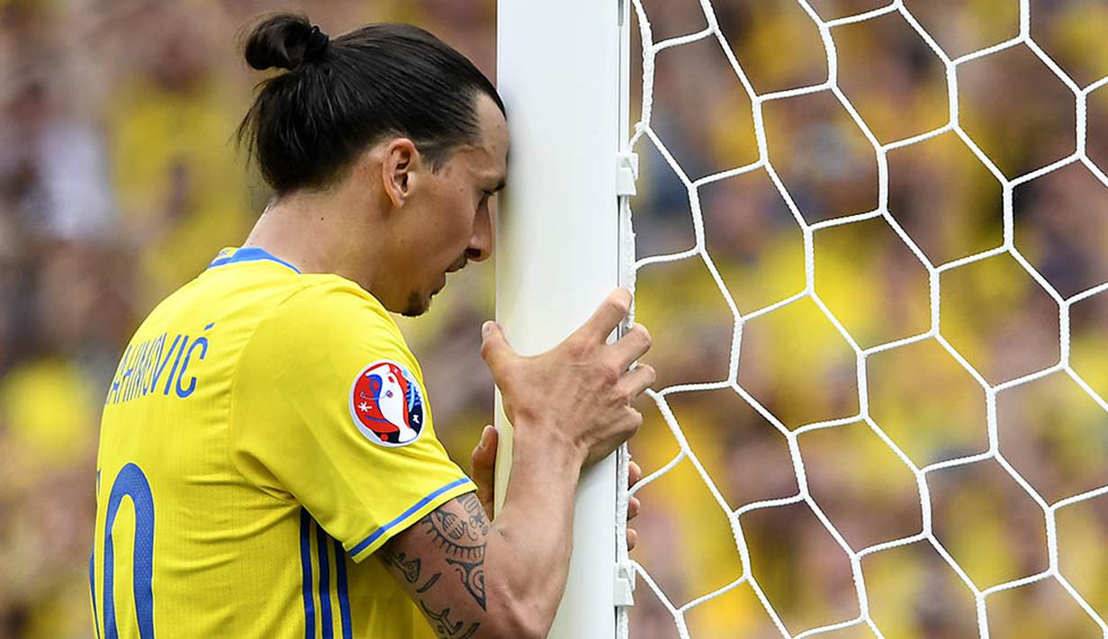 Striker Swedia, Zlatan Ibrahimovic, tampak kecewa gagal mencetak gol ke gawang Italia pada laga Grup E Piala Eropa 2016 di Stadion Municipal, Prancis, Jumat (18/6/2016). (AFP/Jonathan Nackstrand)