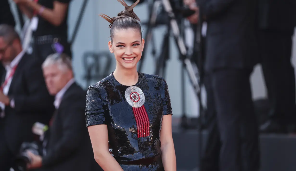 Barbara Palvin tersenyum sambil melambaikan tangan saat tiba di pemutaran perdana film 'White Noise' dan upacara pembukaan Festival Film Venesia edisi ke-79 di Venesia, Italia, Rabu (31/8/2022). Palvin mengangkat rambutnya tinggi-tinggi untuk memamerkan updo menakjubkan yang dicapai oleh penata rambutnya, Owen Gould. (Photo by Vianney Le Caer/Invision/AP)
