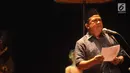 Wakil ketua DPR RI, Fahri Hamzah saat membacakan Puisi Musikal di Acara Tadarus Puisi Ramadhan di Teater Kecil, Taman Ismail Marzuki, Jakarta, Kamis (1/6). Acara itu digelar dalam rangka memperingati Hari Lahirnya Pancasila. (Liputan6.com/Helmi Afandi)