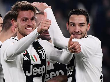 Bek Juventus, Daniele Rugani berselebrasi dengan Mattia De Scigliodan rekan setimnya  setelah mencetak gol ke gawang Chievo pada laga pekan ke-20 Serie A di Allianz Stadium, Senin (21/1). Juventus menang 3-0 saat menjamu  Chievo. (Marco BERTORELLO/AFP)