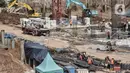 Aktivitas pekerja saat menyelesaikan proyek pembangunan Pasar Senen Blok I dan II, Jakarta, Minggu (15/11/2020). Pembangunan gedung pasar yang berada di lahan seluas 69.600 meter persegi itu terus dikebut setelah sebelumnya ludes akibat kebakaran pada 2017. (merdeka.com/Iqbal S Nugroho)