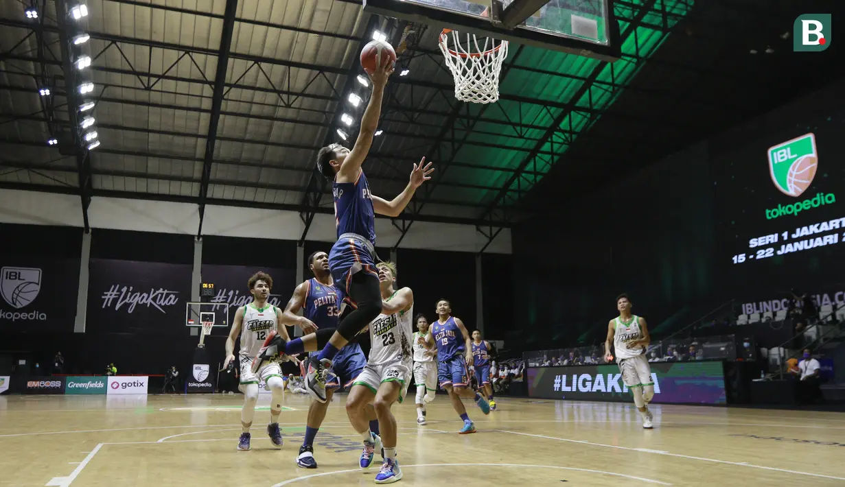 Pada quarter pertama, Pelita Jaya sempat unggul sampai dengan 12-6. Namun, Pacific Caesar terus memberi perlawanan meski sempat tertinggal 10-16. Hasil quarter pertama, Pelita Jaya unggul dengan 16-13. (Bola.com/ M Iqbal Ichsan)
