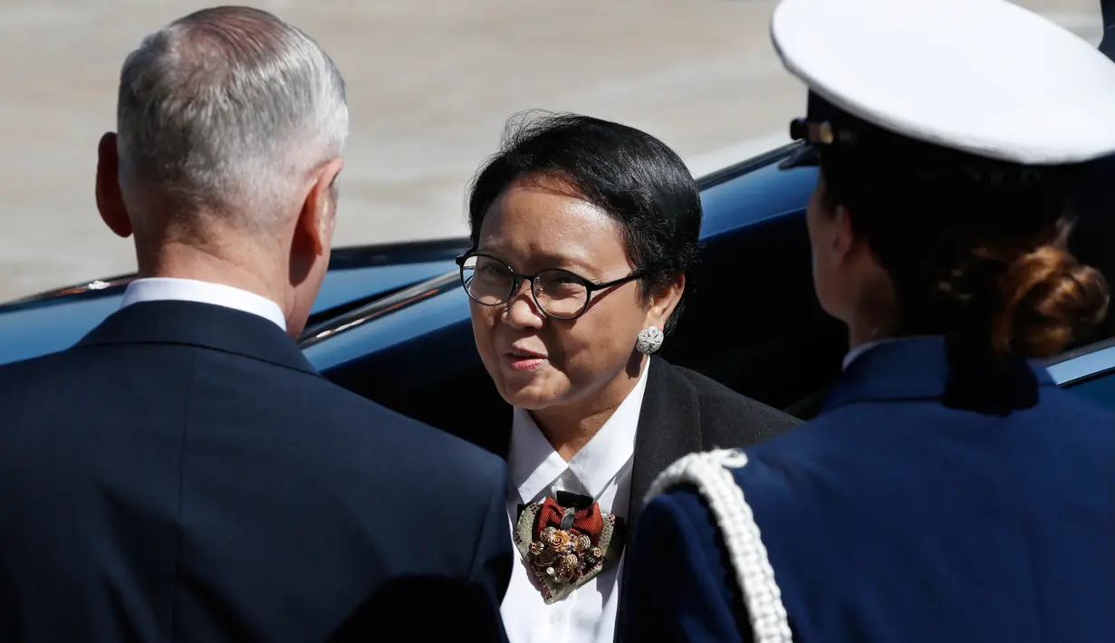 Menteri Pertahanan AS James Norman Mattis menyambut kunjungan Menteri Luar Negeri Indonesia Retno LP Marsudi di Pentagon, Senin (26/3). Kedatangan Menlu Retno untuk membahas beberapa bidang isu yang menjadi perhatian kedua negara. (AP/Jacquelyn Martin)