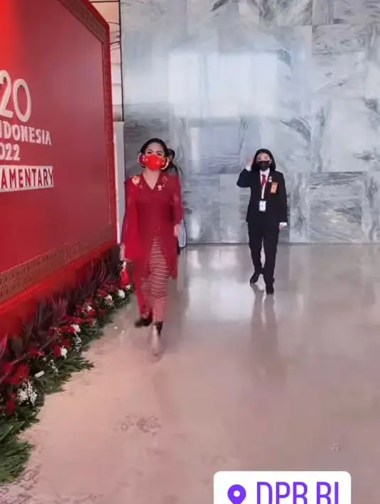 Krisdayanti yang merupakan anggota Komisi IX DPR Ri itu tampil cantik paripurna mengenakan kebaya brokat berwarna merah. (Foto:Instagram/krisdayantilemos).