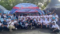 Pereli asal Kalimantan Selatan, Rihan Variza yang ditemani navigator Anthony Sarwono berhasil menjadi juara kejurnas Sprint Rally 2023. Momen Rihan merayakannya dengan tim HRVRT (istimewa)