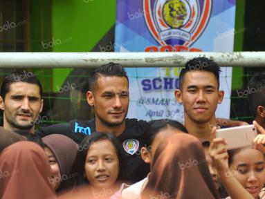 Srdan Lopicic, Raphael Maitimo, dan Ryuji Utomo diburu foto bersama oleh para siswa SMAN 3 Kota Malang dalam acara Arema Goes to School. Sabtu (30/4/2016). (Bola.com/Iwan Setiawan)