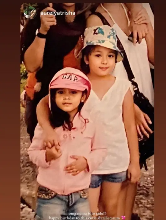 Pakai topi, jaket, dan celana pendek, penampilan Callista kecil ini bikin gemas. Meski masih kecil, namun penampilan Callista ini kekinian. Ekspresi polosnya membuat sahabat Aisyah Aqilah ini terlihat lucu. Foto lawasnya ini diunggah oleh orang terdekat Callista. Menilik dari laman Instagramnya, foto Callista ini sebelumnya tak pernah diunggah oleh Callista di Instagramnya. (Liputan6.com/IG/@callistarum)