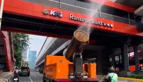 Tekan Polusi, 4.000 Liter Air Disemprotkan di Rasuna Said-Mampang