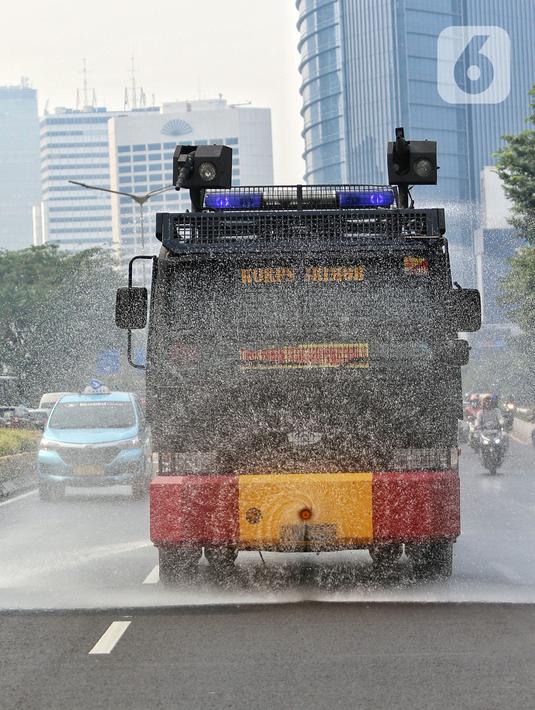 Kendaraan water canon menyiram ruas jalan protokol yang saat ini banyak debu hingga bersih. (Liputan6.com/Angga Yuniar)
