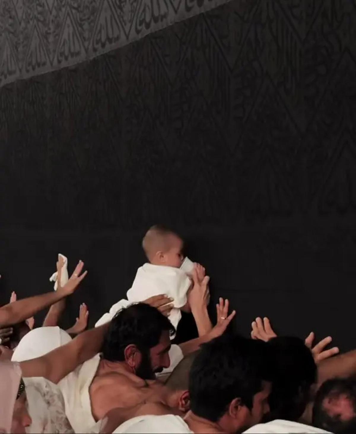 7 Momen Kaba Anak Rey Mbayang Cium Ka'bah, Digendong Petugas