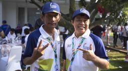 Legenda olahraga Indonesia, Ellyas Pical dan Sutiyono, saat pawai obor Asian Games 2018 di Bogor, Jawa Barat, Selasa (14/8/2018). Api obor yang datang dari Cianjur itu langsung diarak mengelilingi jalanan protokol Kota Bogor. (Bola.com/Reza Bachtiar)