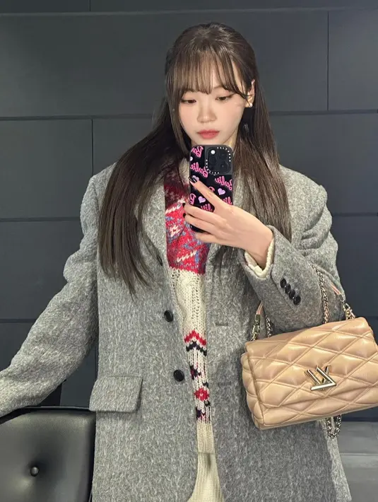 Sweater bermotif dengan long coat warna netral jadi kombinasi outfit yang nggak kalah menarik untuk musim dingin. [@_chaechae_1]