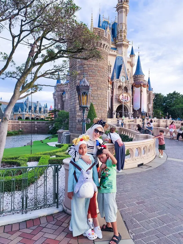 Potret Syahrini bermain di Disneyland Jepang bersama keponakannya. (Foto: Instagram/princessyahrini)