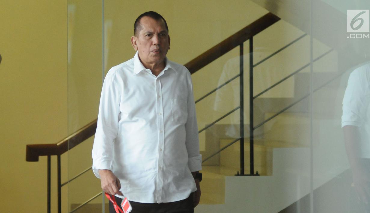 Anggota DPR RI, Chairuman Harahap bersiap meninggalkan gedung KPK usai diperiksa, Jakarta, Rabu (17/1). Chairuman diperiksa sebagai saksi dugaan korupsi proyek pengadaan e-KTP dengan tersangka Anang Sugiana Sudihardjo. (Liputan6.com/Helmi Fithriansyah)