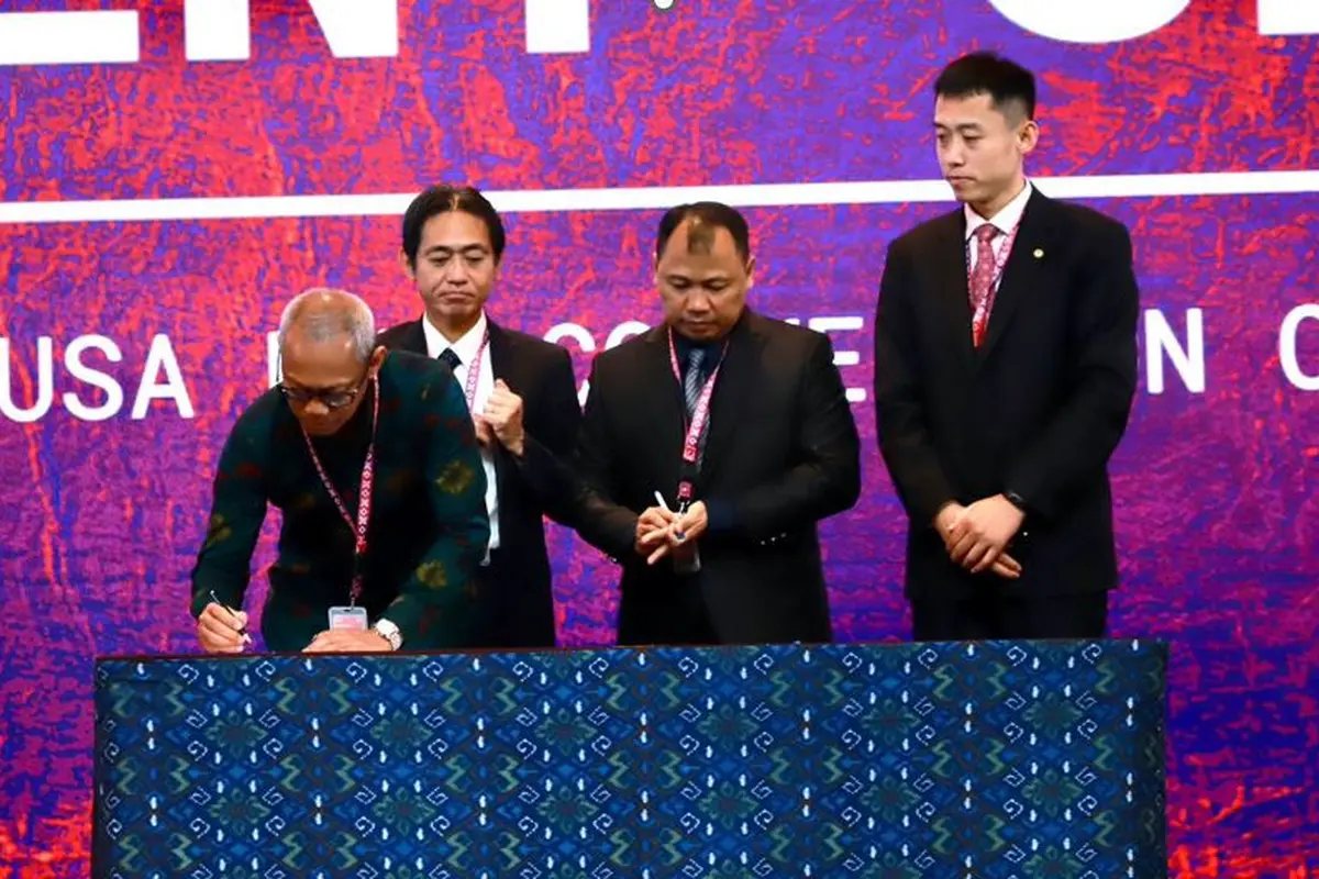Direktur Utama Pertamina Geothermal Energy (PGE), Ahmad Yuniarto menandatangani JSA “Signing EPCC Contract Lumut Balai Geothermal Power Plant Unit 2 (55 MW)" dengan Mitsubishi, dan Sepco/WIKA" dalam acara B20 Investment Forum. (Foto: Pertamina)